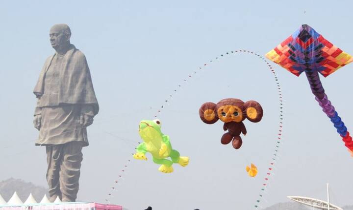 इन तस्वीरों में भी विभिन्न आकृतियों की पतंगें आसमान में उड़ती दिखाई दे रही हैं.