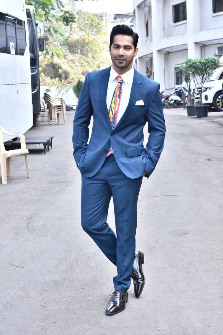 वहीं वरुण धवन भी इस दौरान ब्लू कलर के फॉर्मल्स में काफी शानदार लग रहा थे. (Photo Credit: Manav Manglani)