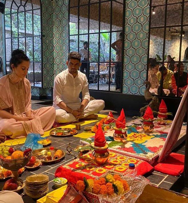 कंगना की टीम ने हाल ही में सोशल मीडिया पर इसकी जानकारी देते हुए उद्घाटन पूजा की तस्वीरें फैंस के साथ शेयर की हैं. (Photo Credit: @team_kangana_ranaut)