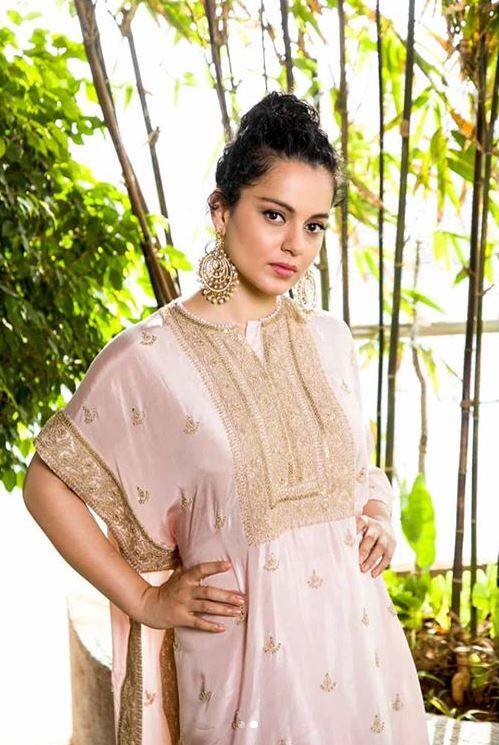 तस्वीरों में आप देख सकते हैं कि इस दौरान कंगना ट्रेडिशनल लुक में बेहद खूबसूरत लग रही थीं. (Photo Credit: @team_kangana_ranaut)