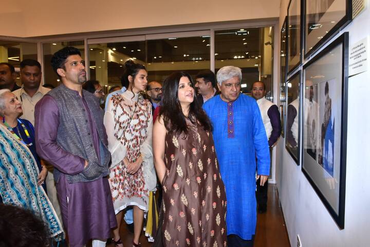 उनके जन्मदिन से दो दिन पहले यानी 15 जनवरी को मुम्बई के नेहरू सेंटर की आर्ट गैलरी में जावेद साहब के अब तक के सफर को दर्शानेवाले फोटोग्राफ्स, पोस्टर्स और पेंटिंग की एक प्रदर्शनी का आयोजन किया गया.