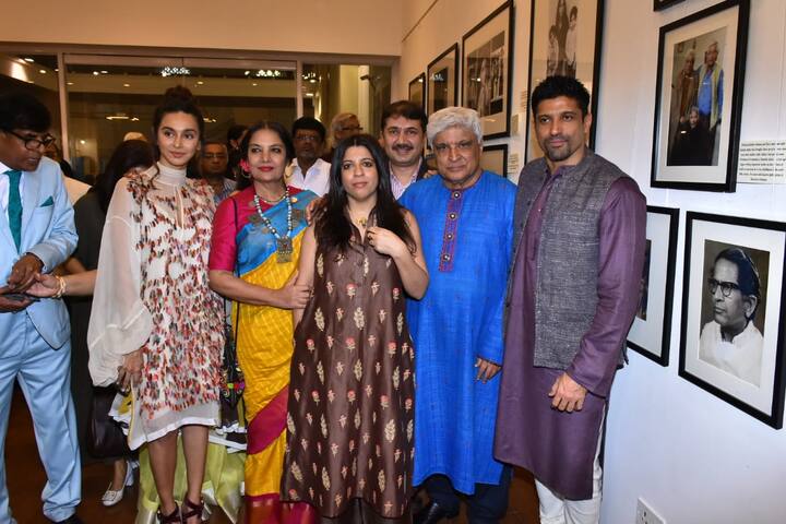 इन मेहमानों में सबसे खास रहीं फरहान अख्तर की गर्लफ्रेंड शिबानी डांडेकर. इस दौरान शिबानी फरहान अख्तर के परिवार के काफी नजदीक नजर आईं.