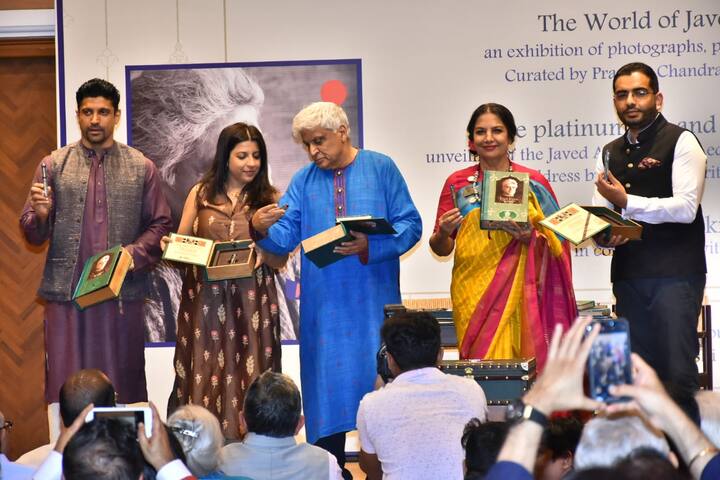 इस खास मौके पर जावेद अख्तर कलेक्शन्स के तहत उनके हस्ताक्षर वाले पेन भी लॉन्च किये गये. जिसके महज 750 पीस ही उपलब्ध होंगे और इसकी कीमत 80,000 रुपये से शुरू होती है.