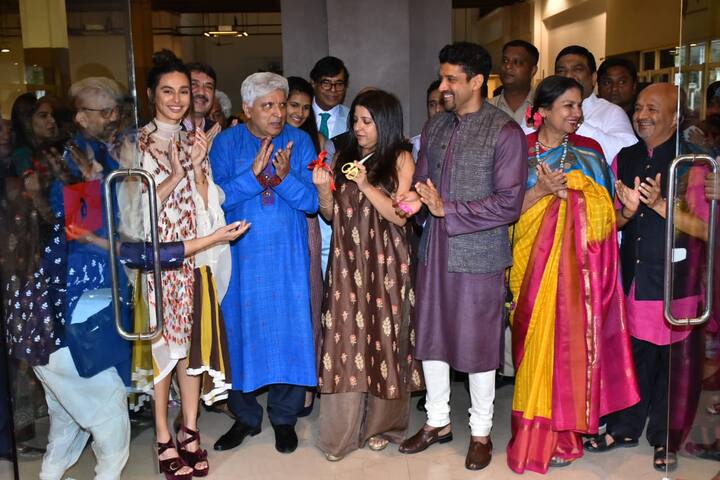 उल्लेखनीय है कि जावेद अख्तर शुक्रवार को अपने 75वें जन्मदिन के मौके पर फिल्म इंडस्ट्री में अपने दोस्तों और करीबियों के लिए एक पार्टी का भी आयोजन करने जा रहे हैं. सभी तस्वीरें- (मानव मंगलानी)