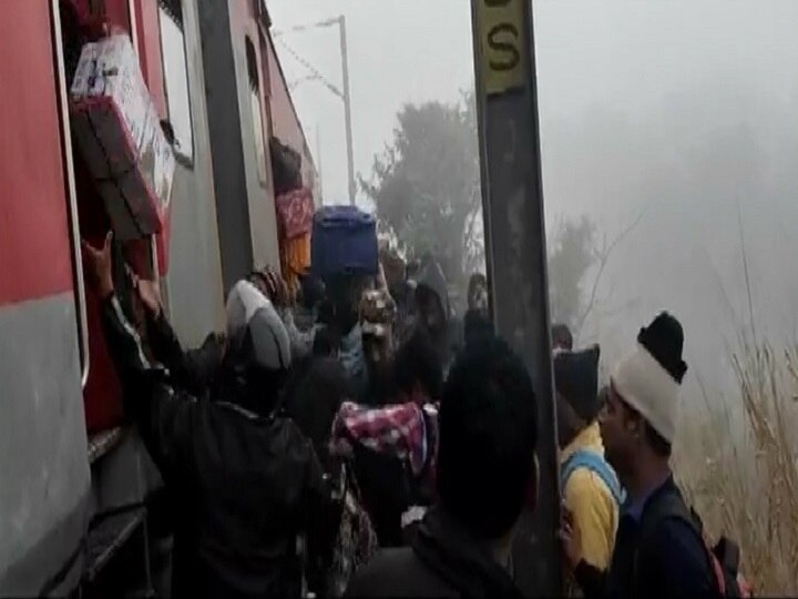 Odisha: Fog Leads To Train Accident Near Cuttack, Several Injured ओडिशा में बड़ा रेल हादसा: कटक निर्गुंडी स्टेशन के पास पटरी से उतरी ट्रेन, 40 से ज्यादा लोग घायल