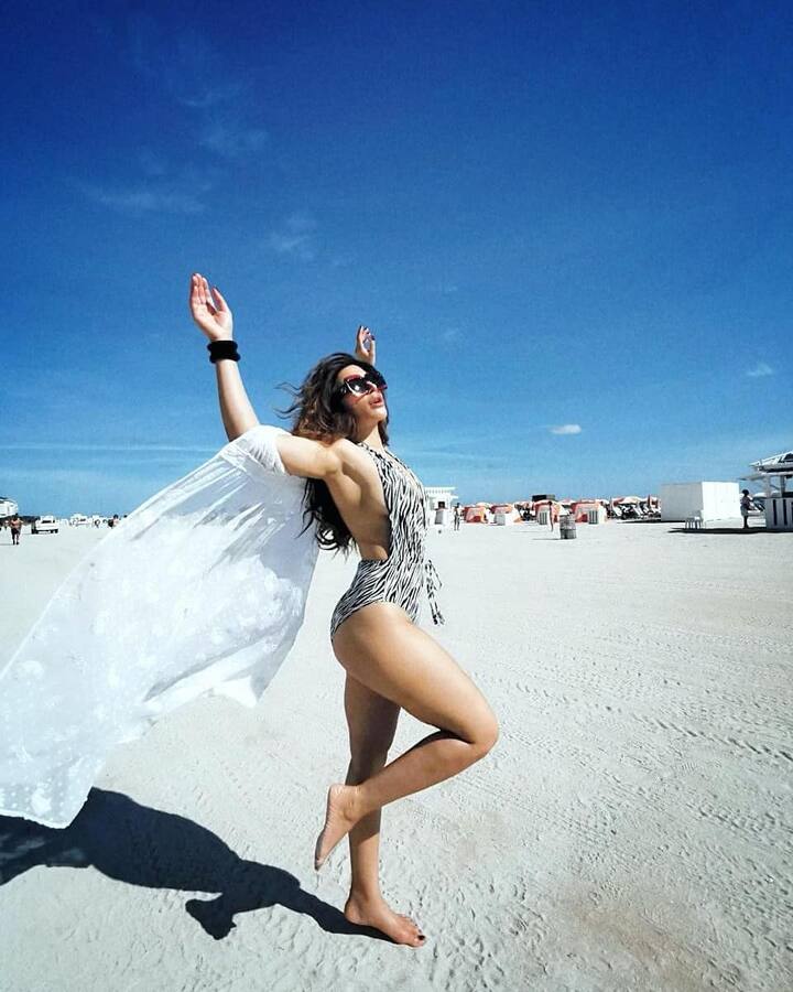  वह आए दिन अपनी खूबसूरत तस्वीरों को शेयर करती रहती हैं. हाल ही में उन्होंने फोटो शेयरिंग साइट इंस्टाग्राम पर खूबसूरत स्विमसूट में अपनी एक तस्वीर को शेयर किया है, जिसमें उनका अंदाज़ बेहद खूबसूरत नजर आ रहा है. (तस्वीर: इंस्टाग्राम)