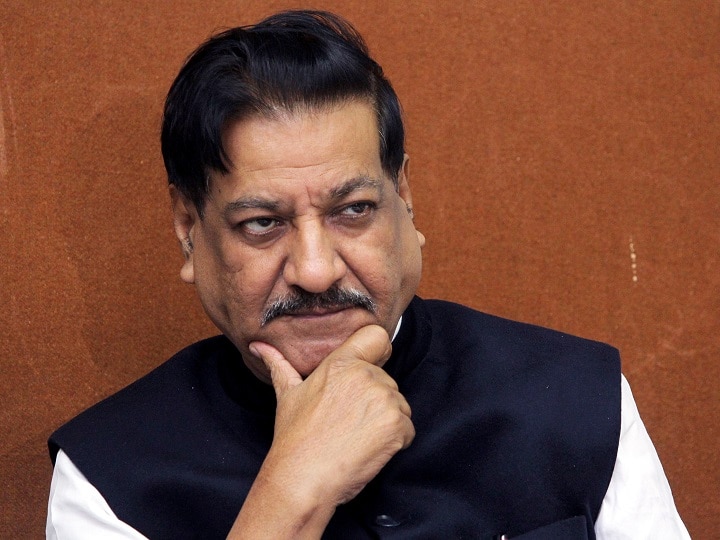 Former Maharashtra CM Prithviraj Chavan Statement Over Youth Congress  Protes- Ann | इंडिया गेट पर ट्रैक्टर जलाकर प्रदर्शन करने पर उठे सवाल, पृथ्वीराज  चव्हाण बोले- क्या ...