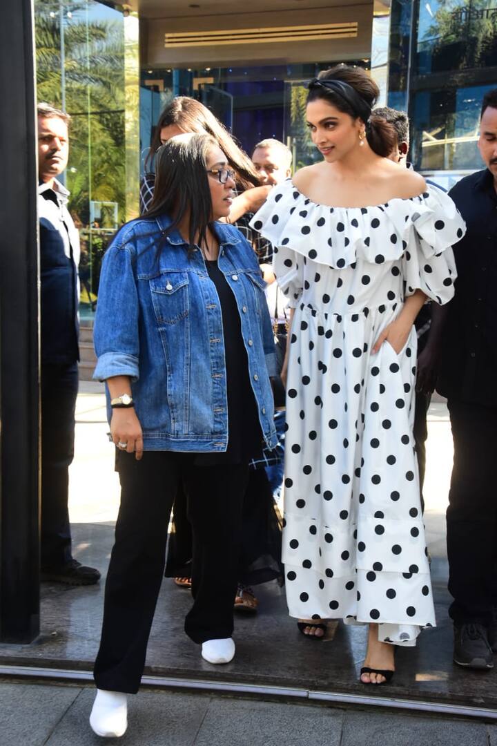 इस दौरान दीपिका व्हाइट और ब्वैक के कॉम्बीनेशन वाली एक ड्रेस में काफी खूबसूरत नजर आ रही थीं. (तस्वीर: मानव मंगलानी)