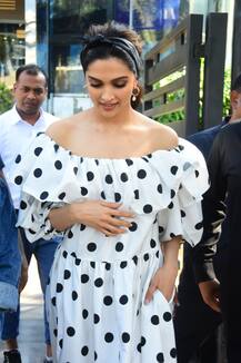 फिल्म 'छपाक' की डायरेक्टर के साथ एक इवेंट के दौरान स्पॉट की गईं दीपिका पादुकोण, देखें तस्वीरें