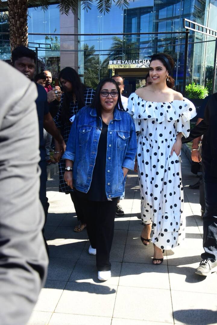 बता दें 'छपाक' की निर्देशक मेघना गुलज़ार और अभिनेत्री और फिल्म की प्रोड्यूसर दीपिका पादुकोण ने इस फिल्म को इसलिए ही बनाया, ताकि समाज तेज़ाब से होने वाले नुकसान को समझ सके. (तस्वीर: मानव मंगलानी)