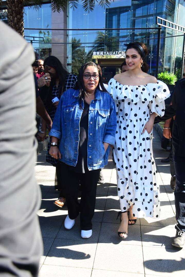  दीपिका ने इस सोशल एक्सपेरिमेंट के वीडियो को अपने इंस्टाग्राम अकाउंट पर शेयर किया है. वीडियो के आखिर में दीपिका बताती हैं कि उनकी टीम ने एक दिन में 24 तेज़ाब की बोतलें खरीदी हैं. (तस्वीर: मानव मंगलानी)