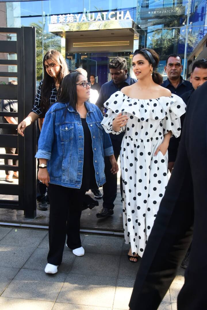  दीपिका ये भी बताती हैं कि सुप्रीम कोर्ट ने भी अपने फैसले में एसिड खरीदने और बेचने के लिए कई नियम बनाए हैं. वीडियो में कुछ एसिड अटैक पीड़िता सामने आकर एसिड बेचने और खरीदने के नियम भी बताती हैं. (तस्वीर: मानव मंगलानी)