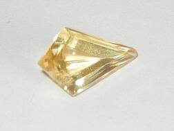 पुखराज रत्न पहनने से मान सम्मान में होती है वृद्धि, जीवन में आती है खुशहाली