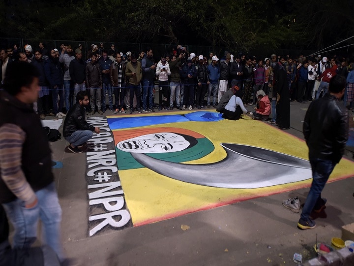 Shaheen Bagh delhi police appeals to shift protest दिल्ली: शाहीन बाग में CAA-NRC के खिलाफ प्रदर्शन जारी, सड़क खाली कराने के लिए दिल्ली पुलिस ने की अपील
