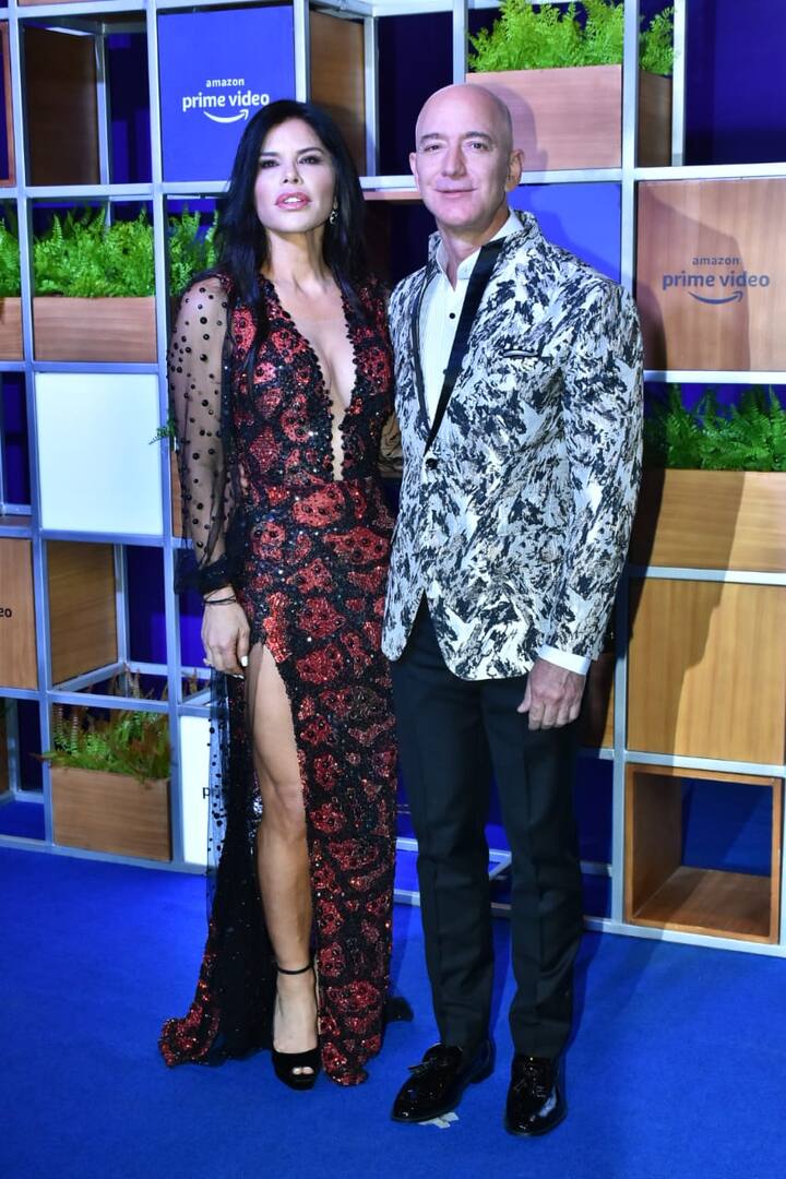 अमेजन ग्लोबल के सीईओ जेफ बेजोस इन दिनों भारत में हैं. इस दौरान जेफ ने देश की कई बड़ी हस्तियों से मुलाकात की.हाल ही में जेफ के स्वागत में अमेजन की ओर से एक इवेंट होस्ट किया गया जिसमें फिल्म इंडस्ट्री के कई जाने माने नाम पहुंचे.