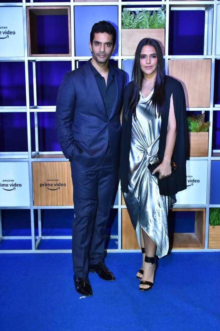 अंगद बेदी और नेहा धूपिया दोनों ही ऐसे सेलेब हैं जो एक दूसरे को काफी समय से जानते थे और एक दूसरे के अच्छे दोस्त थे. इनके रिश्ते की शुरुआत दोस्ती से ही हुई थी लेकिन कब इनका रिश्ता प्यार में बदल गया दोनों को पता ही नहीं चला. आखिरकार दोनों ने एक दूसरे से शादी का फैसला भी ले लिया. फिलहाल दोनों एक प्यारी सी बेटी के माता-पिता भी बन चुके हैं.
