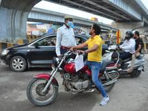 MP: हेलमेट नहीं पहनने वालों का चालान नहीं काट रही पुलिस, लेकिन करा रही है ये काम