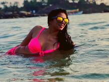 समंदर के पानी में बेहद खूबसूरत अंदाज़ में नजर आईं मशहूर अभिनेत्री कविता कौशिक, वायरल हुई तस्वीर