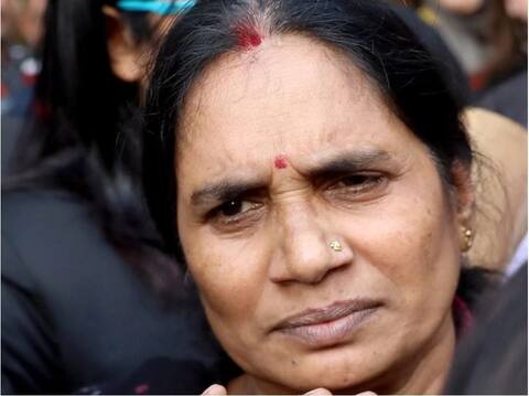 क्या दिल्ली विधानसभा चुनाव के जरिए सियासत में उतर सकती हैं निर्भया की मां आशा देवी? क्या दिल्ली विधानसभा चुनाव के जरिए सियासत में उतर सकती हैं निर्भया की मां आशा देवी?