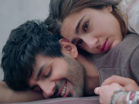 पहले वीकेंड पर कार्तिक और सारा की 'लव आज कल' को लगा झटका, कमाए बस इतने करोड़ पहले वीकेंड पर कार्तिक और सारा की 'लव आज कल' को लगा झटका, कमाए बस इतने करोड़