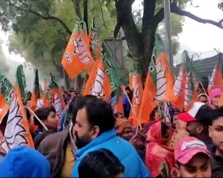 karan singh tanwar supporters protest outside jp nadda house दिल्ली: टिकट कटने से बीजेपी नेता करण सिंह तंवर के समर्थक नाराज, जेपी नड्डा के घर के बाहर किया प्रदर्शन