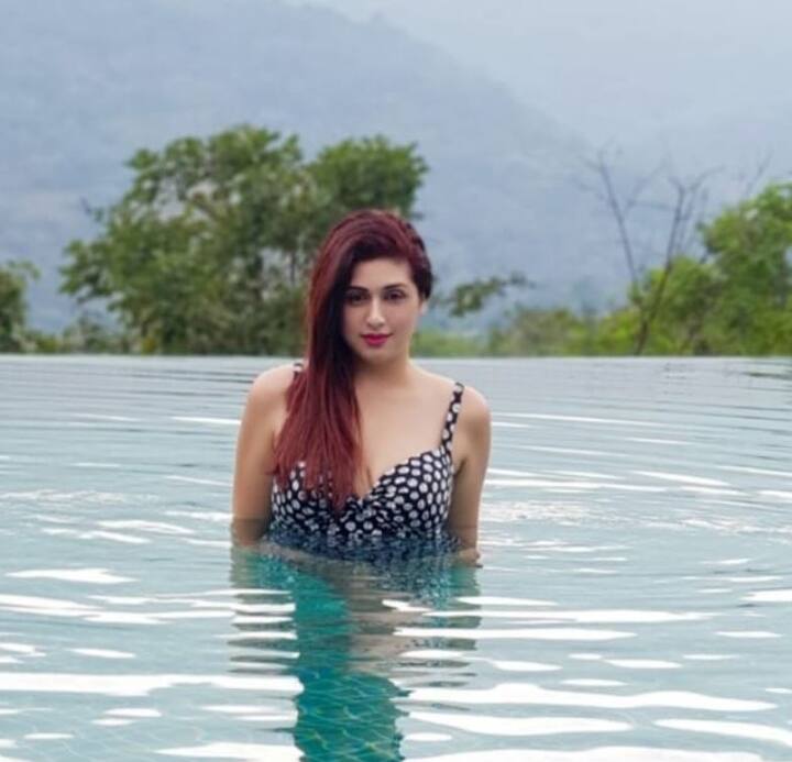  उन्होंने अपने सोशल मीडिया अकाउंट पर अपने वेकेशन की कुछ तस्वीरें शेयर किया है. जहां वह एक नियॉन कलर के स्मिमसूट में नजर आ रही हैं. (तस्वीर: इंस्टाग्राम)