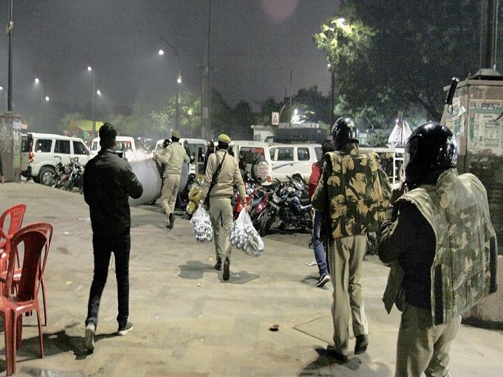 UP Protest in Lucknow like Shaheen Bagh यूपीः शाहीन बाग की तर्ज पर लखनऊ में प्रदर्शन, पुलिस ने जब्त किया प्रदर्शनकारियों का सामान