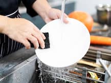 Vastu tips: सोने से पहले जरूर साफ करें जूठे बर्तन, नहीं तो आती है दरिद्रता