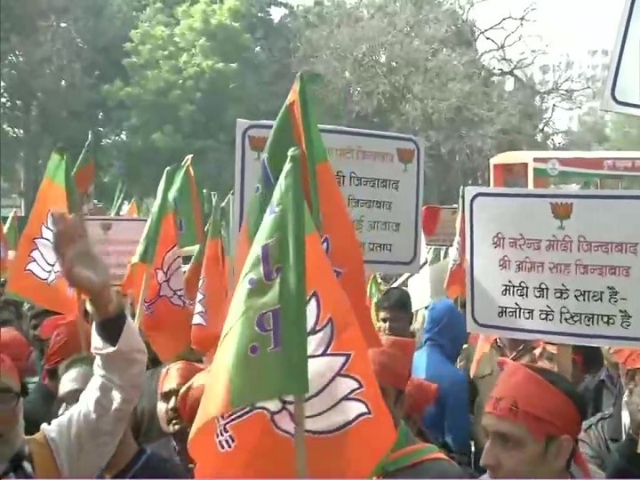 BJP worker protest against bjp candidate from Lakshmi Nagar दिल्ली चुनावः टिकट कटने से नाराज दिनेश सिंह के समर्थकों ने किया प्रदर्शन, मनोज तिवारी के विरोध में लगाए नारे