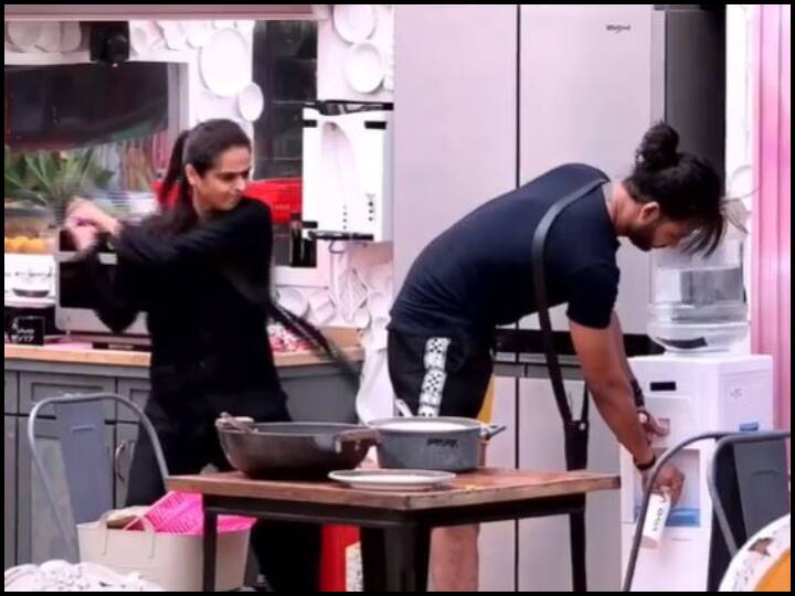 मधुरिमा तुली के हमले में घायल हो गए थे विशाल, डॉक्टरों को आना पड़ा था बिग बॉस के घर Bigg Boss 13: Doctors had visited Vishal Aditya Singh post he got beaten up by Madhurima Tuli मधुरिमा तुली के हमले में घायल हो गए थे विशाल, डॉक्टरों को आना पड़ा था बिग बॉस के घर