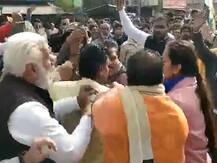 वायरल वीडियो: CAA के समर्थन में रैली के दौरान महिला डिप्टी कलेक्टर ने मारे चांटे, प्रदर्शनकारियों ने खींची चोटी