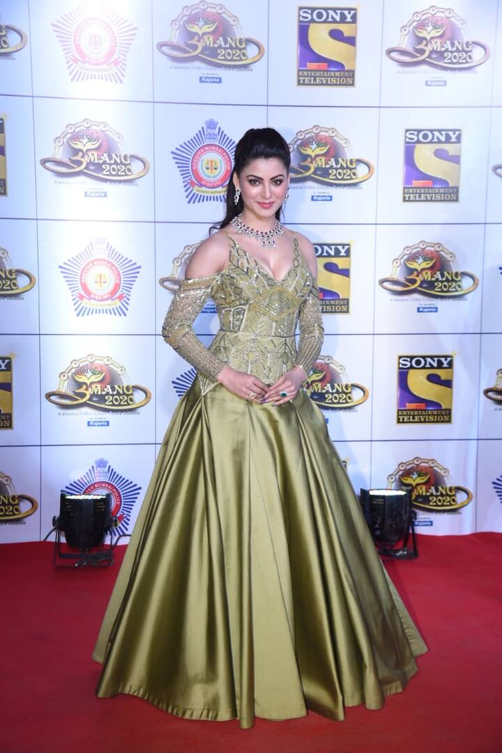 अभिनेत्री उर्वशी रौतेला रेड कार्पेट पर बेहद खूबसूरत अंदाज़ में पहुंचीं. (तस्वीर: मानव मंगलानी)