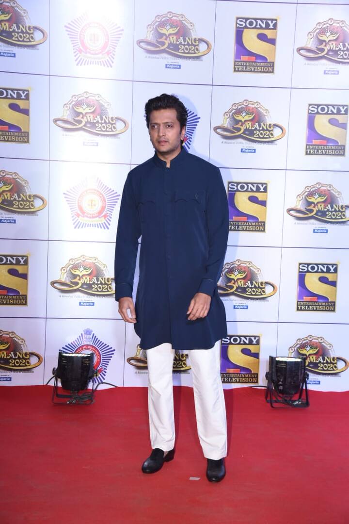 अभिनेता रितेश देशमुख भी उमंग में ट्रेडिशनल लिबास में पहुंचे. उन्होंने कुर्ता और पायजामा पहना हुआ था. (तस्वीर: मानव मंगलानी)