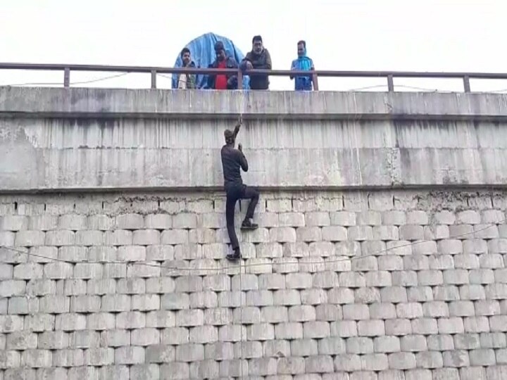 Truck driver becomes Spiderman in Kaimur District of Bihar बिहार में 'स्पाइडरमैन' बने ट्रक चालक, सामान खरीदने के लिए जोखिम में डाल रहे जान