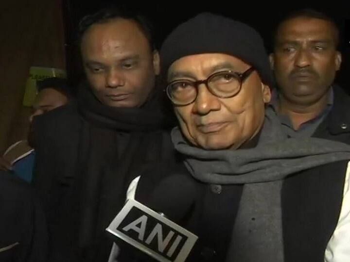 Shaheen Bagh Digvijay Singh meets protesters lashes out at Centre for divisive policies शाहीन बाग पहुंचे कांग्रेस नेता दिग्विजय सिंह, कहा- हम केंद्र सरकार के विभाजनकारी नीति के खिलाफ