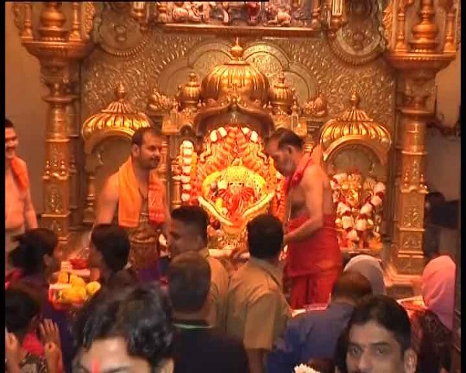 Maharashtra Mumbai a devotee offered 35 kg gold at Siddhivinayak temple मुंबई: दिल्ली के गुमनाम भक्त की सिद्धिविनायक मंदिर को बड़ी भेंट, 35 किलो वजनी सोने का छत्र दान किया