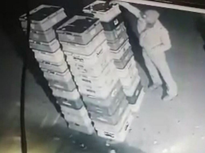 Video of police stealing in Noida went viral यूपी: चोर को पकड़ने वाली पुलिस बनी चोर, दूध का पैकेट उठाते वीडियो वायरल
