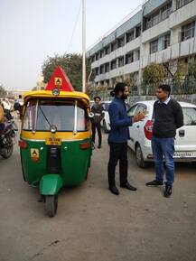 Delhi Election: 'दिल्ली वाले ऑटो राजा' पहुंचे गांधीनगर, जाना इलाके का मूड