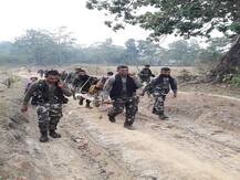 छत्तीसगढ़: CRPF के जवानों ने गर्भवती महिला को छह किलोमीटर कंधे पर उठाकर अस्पताल पहुंचाया