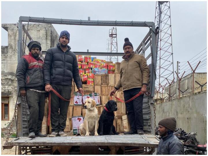 जम्मू कश्मीर: डॉग स्क्वॉड की मदद से पुलिस ने बरामद की नशे की खेप, अब और बढ़ेगी स्क्वॉड की तैनाती Police recovered drug consignment with the help of Dog Squad जम्मू कश्मीर: डॉग स्क्वॉड की मदद से पुलिस ने बरामद की नशे की खेप, अब और बढ़ेगी स्क्वॉड की तैनाती