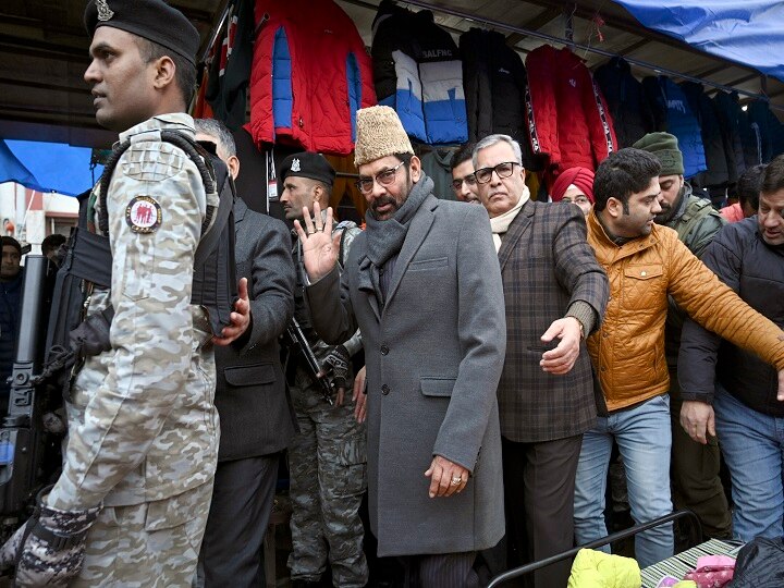 Jammu Kashmir Mukhtar Abbas Naqvi meets and interacts with locals at Lal Chowk in Srinagar जम्मू कश्मीर: श्रीनगर पहुंचे मुख्तार अब्बास नकवी, लाल चौक पर लोगों से की मुलाकात