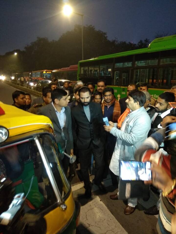 ABP न्यूज़ ने अपने ख़ास शो ' दिल्ली वाले ऑटो राजा' के माध्यम से आम लोगों से भी बात की और उन लोगों की प्रतिक्रिया मिली जुली रही. 