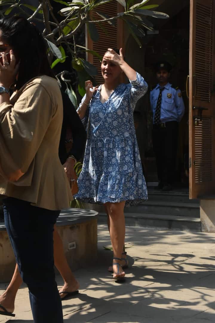 तस्वीरों में आप देख सकते हैं कि लारा इस दौरान वन पीस ड्रेस में काफी सिंपल लुक में दिखाई दीं. (Photo Credit: Manav Manglani)