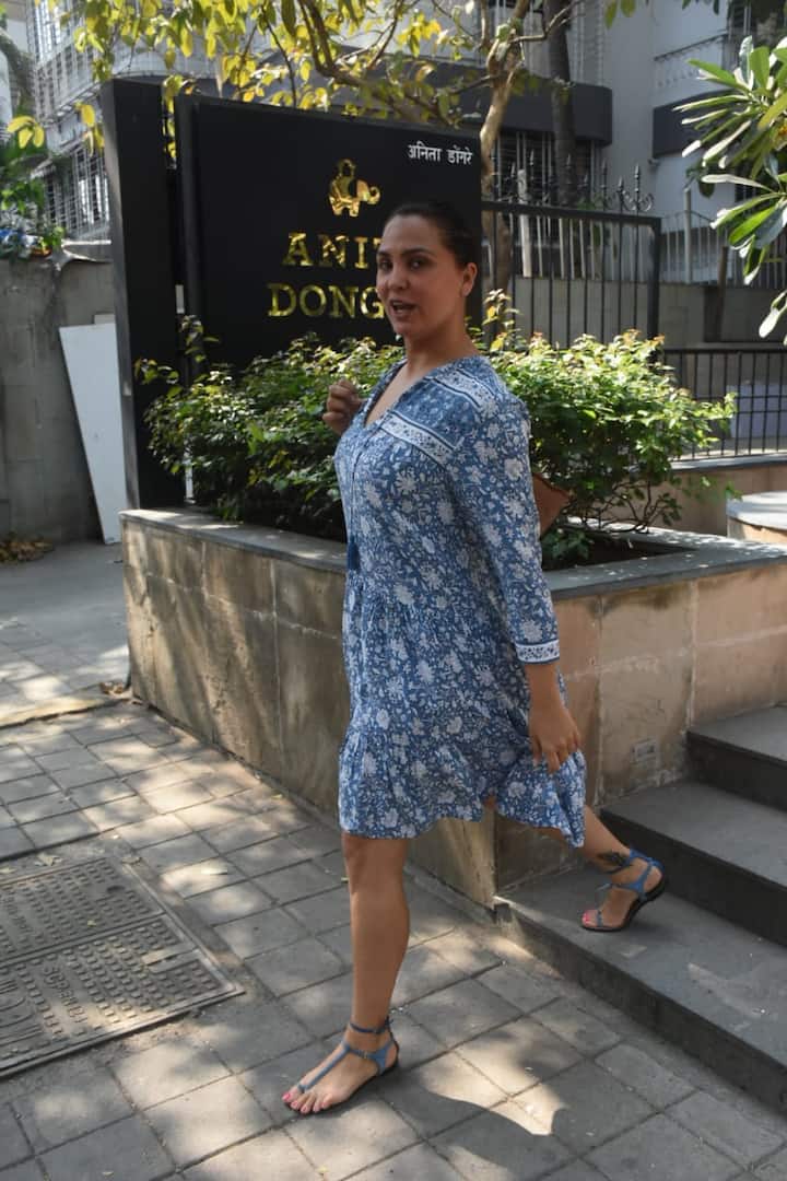 पैपराजी और फैंस को स्माइल देती लारा दत्ता. (Photo Credit: Manav Manglani)