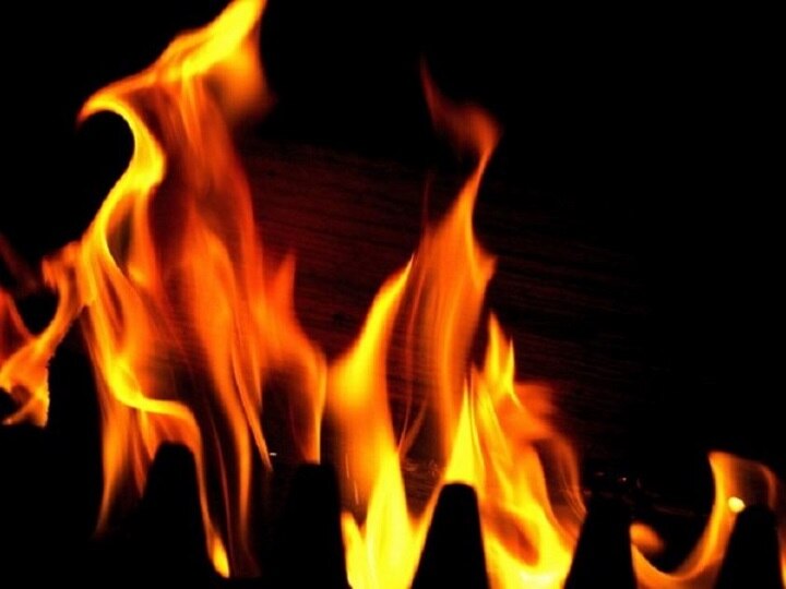 bengal womans house set on fire after rumours she was collecting nrc data बंगाल: NRC का डाटा इकट्ठा करने के शक में भीड़ ने 20 साल की लड़की के घर में लगाई आग