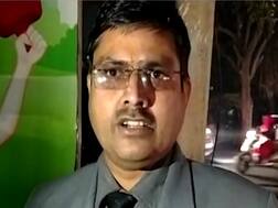 यूपी: गाजियाबाद में सुलभ शौचालय गए LIC कर्मचारी से पिस्तौल की नोंक पर लूटपाट