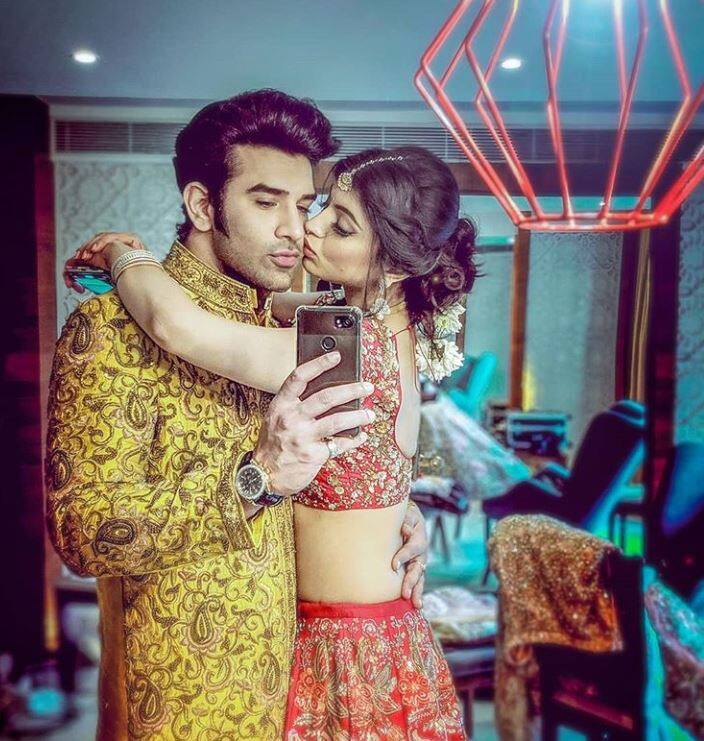 पिछले कुछ हफ़्तों से पारस और माहिरा की नज़दीकियों को देखते हुए होस्ट सलमान ने उन्हें यह भी बताया कि वे दोस्ती की तुलना में ज्यादा करीब नजर आ रहे हैं.