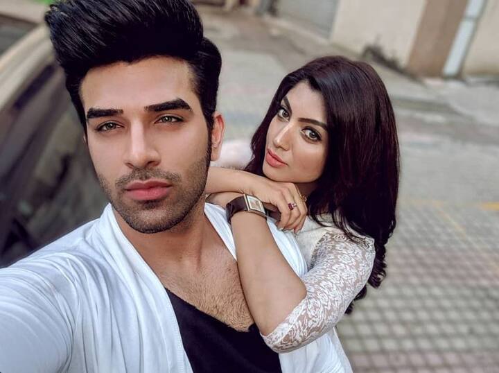 आकांक्षा की एक करीबी दोस्त ने टीओआई को बताया है कि वीकेंड एपिसोड को देखने के बाद वह बहुत आहत हुई हैं. पारस ने जिस तरह से शो में उनका जिक्र किया है इस वजह से वह काफी नाराज भी हैं. हालांकि, आकांक्षा ने अभी इस पर प्रतिक्रिया नहीं दी है.