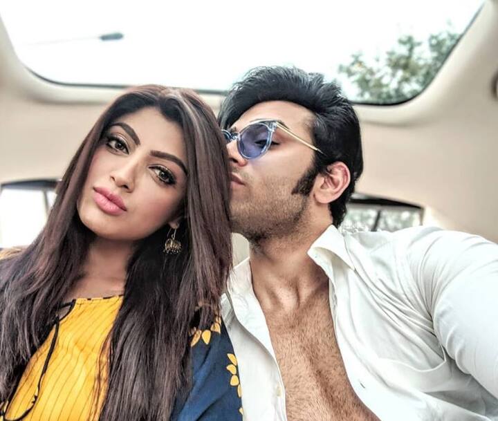 वीकेंड एपिसोड में होस्ट ने यह भी खुलासा किया है कि आकांक्षा पारस को बाहर से समर्थन देने के लिए अपने स्तर पर पूरी कोशिश कर रही है. पारस की मां को पैसे भेजने से लेकर, शो के लिए पारस की देखभाल करने के साथ-साथ फ्लैट के किराए का भुगतान करने तक, आकांक्षा, पारस की मदद कर रही हैं.