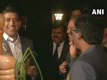 झारखंड के सीएम हेमंत सोरेन के साथ मस्ती के मूड में नजर आए महेंद्र सिंह धोनी